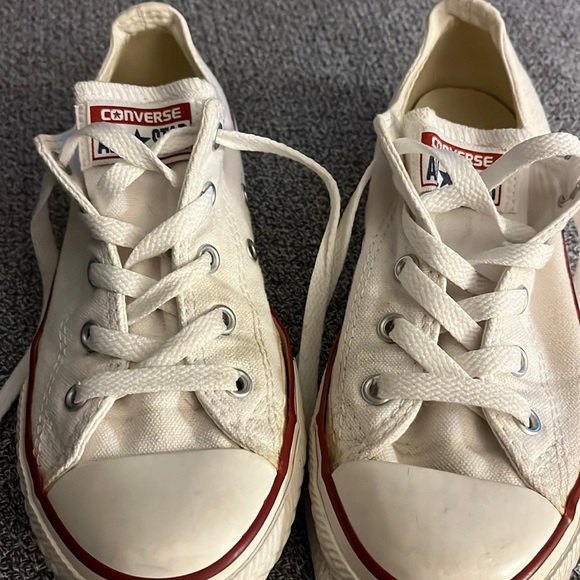 Kids size 2 white Converse All Star. In great condition. - Picture 1 of 3